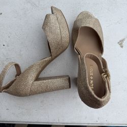 Women’s Gold Heels 👠 