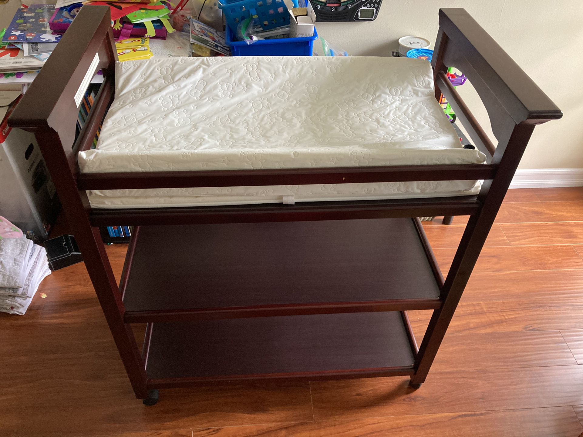 GRACO BABY CHANGING TABLE WITH ADDITIONAL CHANGING PAD