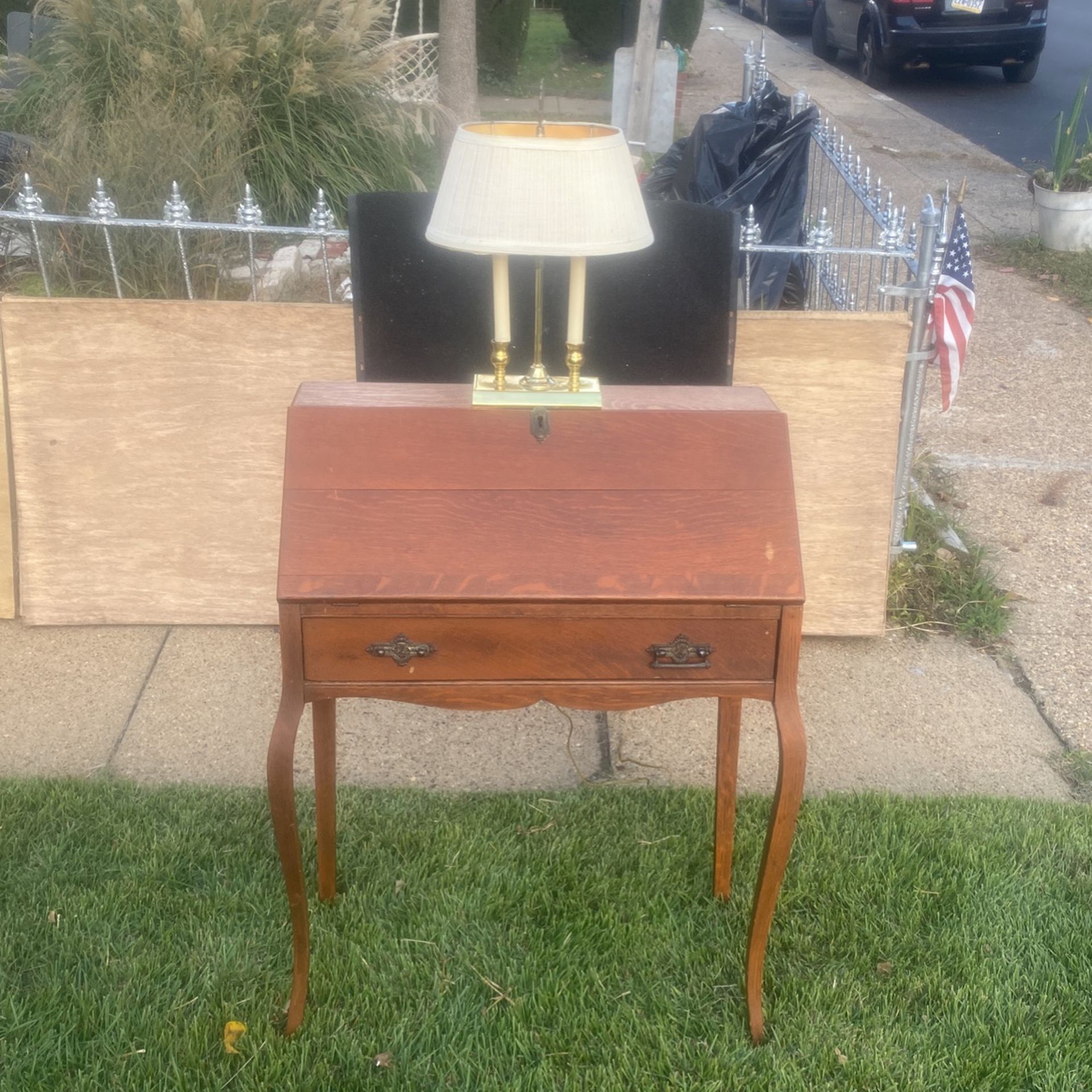   Antique desk with lamp $35 Take ALL👍🏾