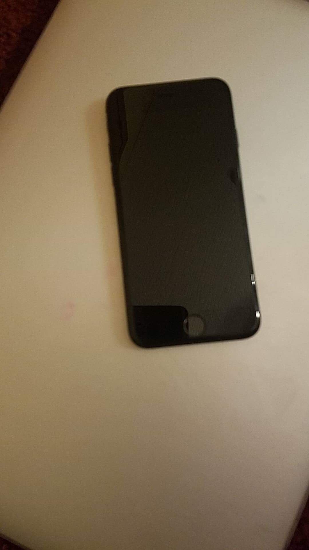 iPhone 7 magnatic black absolutely works good come with charger earphones in side box