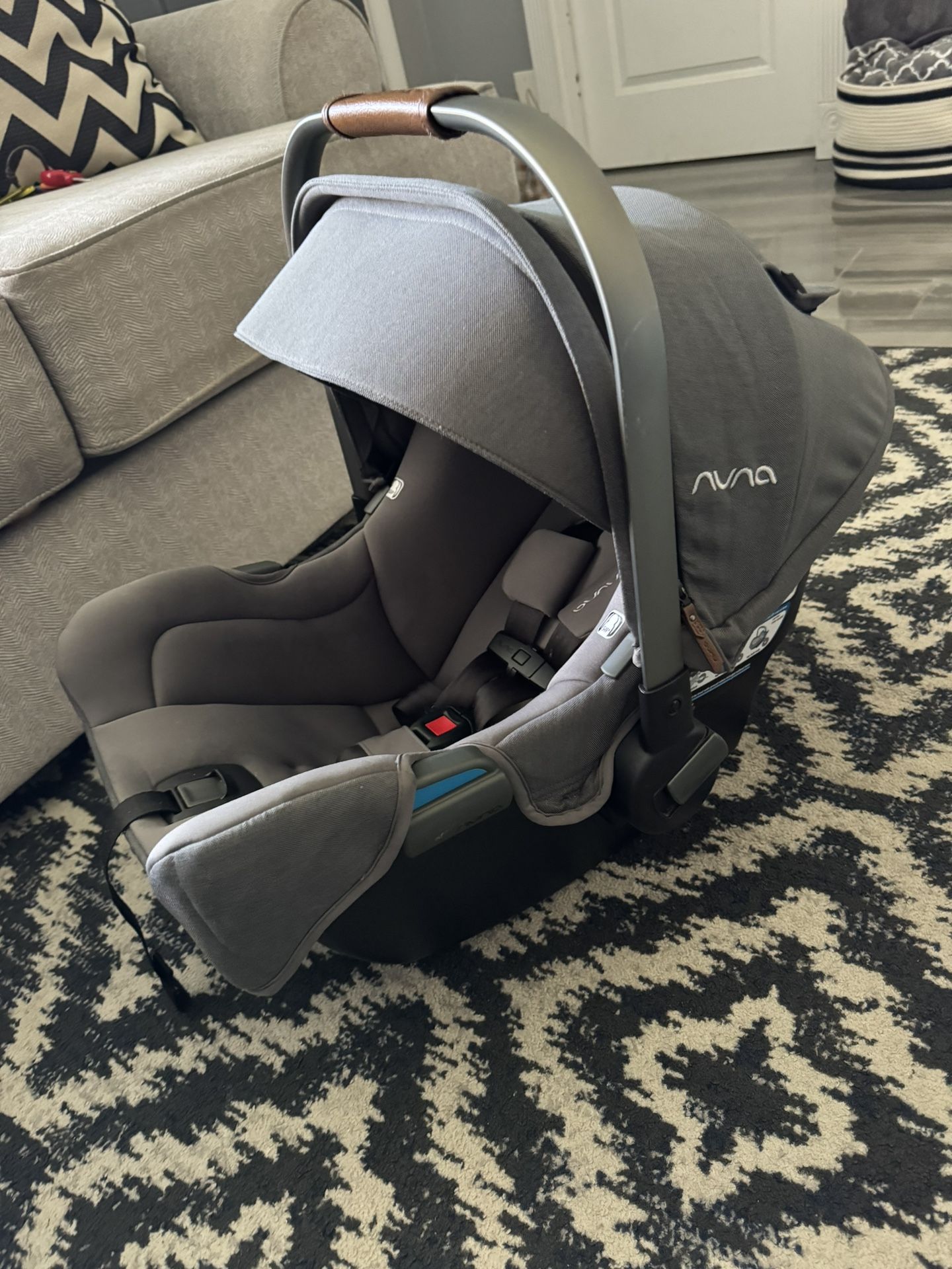 Nuna Pipa Car Seat With Base