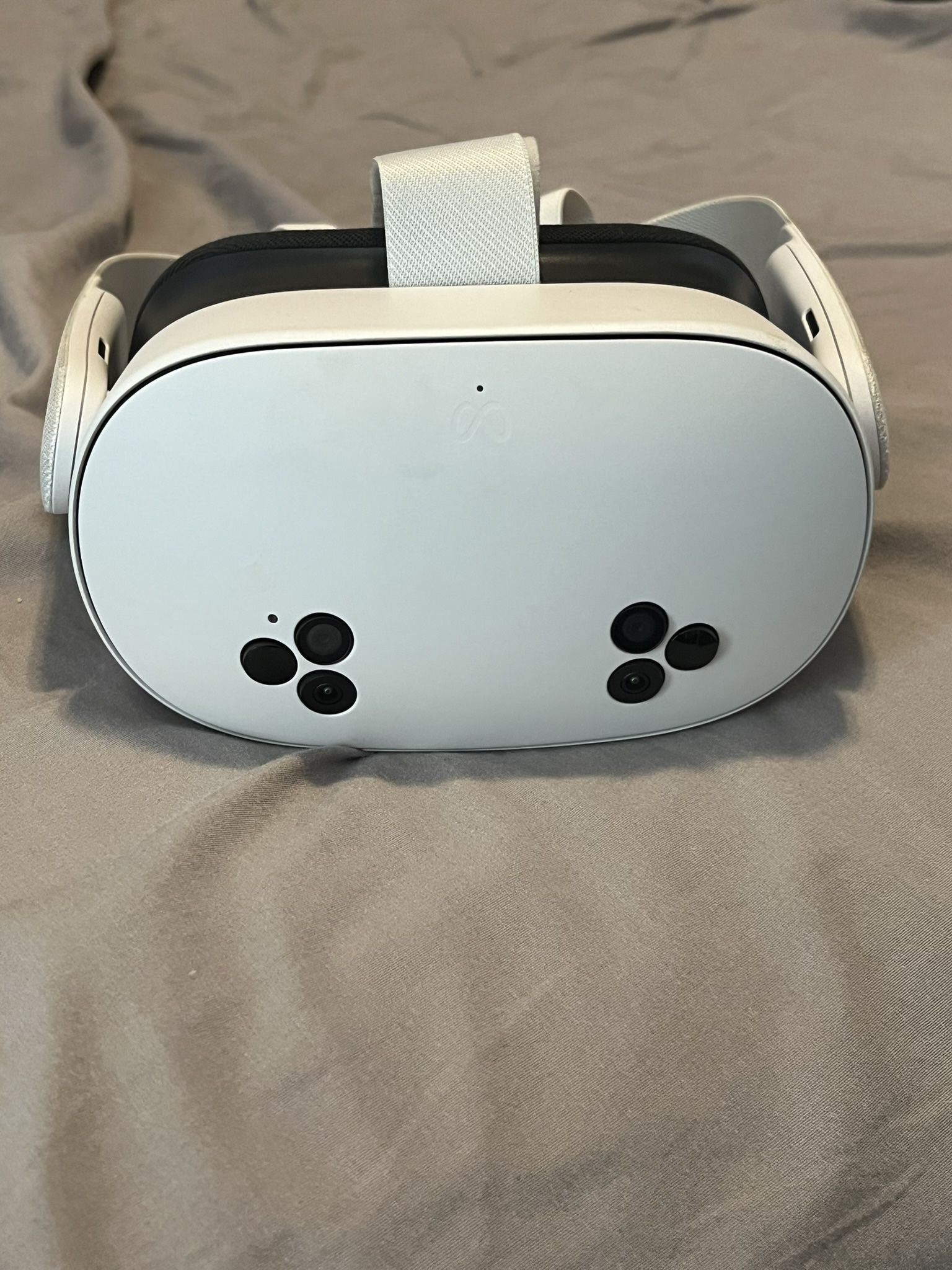 Meta Quest 2 -VR Headset And Controllers- white