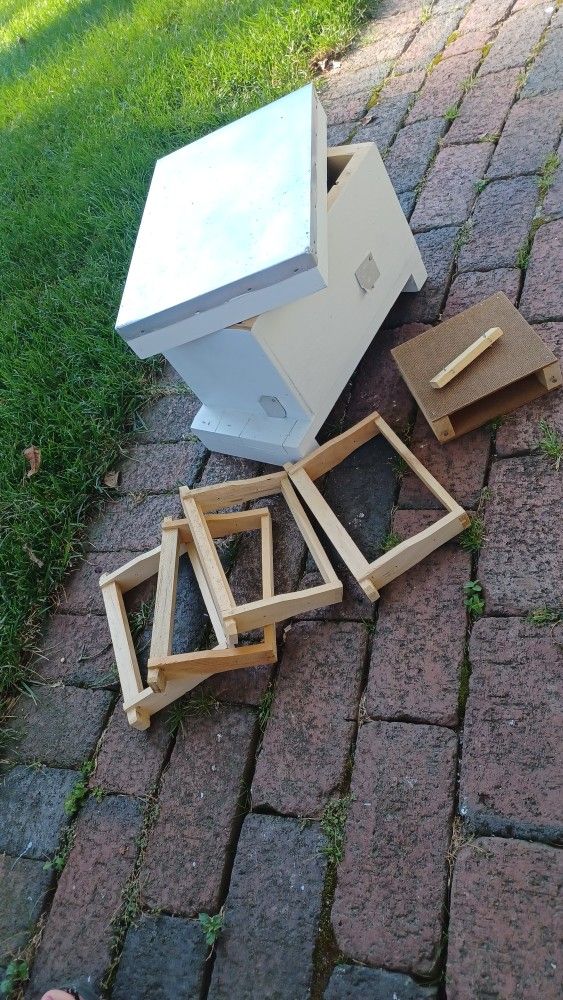 Handmade Complete Beekeeper 4 Screen Starter Bee Box