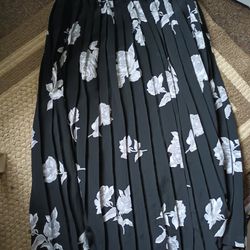 Woman's Skirt Good Condition Size 16$6 .00