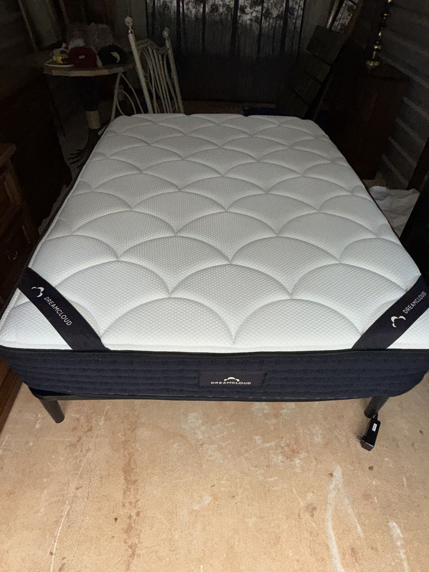 Adjustable Bed - Mattress Firm with like new Dreamcloud Mattress - Full size