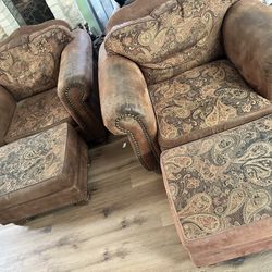 2 Club Chairs With Ottoman