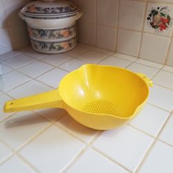 Tupperware Large 2 Qt Yellow Strainer