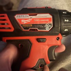 BRAND NEW Milwaukee 3/8 Drill Driver 