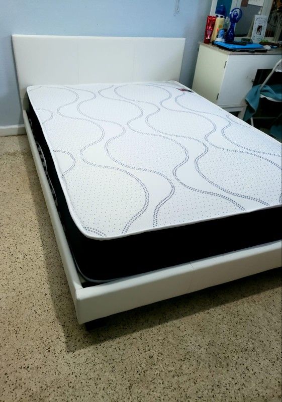 NEW Queen MATTRESS and BOX SPRING. Bed frame not included👍