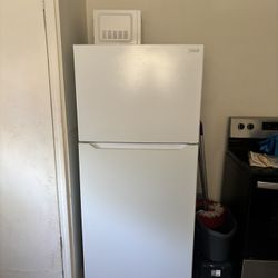 Insignia Refrigerator 