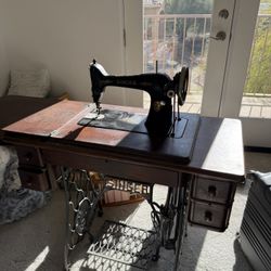 Singer Model 66 Antique Sewing Machine With Accessories 