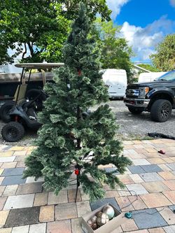 Artificial Christmas Tree with Stand 7.5