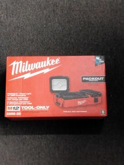 MILWAUKEE PACKOUT FLOOD LIGHT W/ USB CHARGING