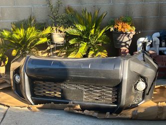 2020 Toyota 4Runner bumper with grille (brand new)