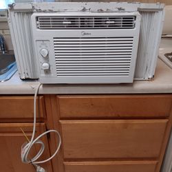 MIDEA ( 5,000 ) BTU WINDOW AIR CONDITIONER IN VERY GOOD CONDITION 