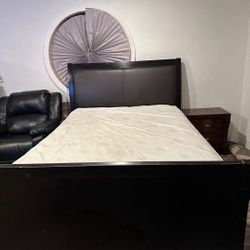 Queen Bed with Two Dressers