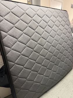 Moving sale   Queen Spring Mattress