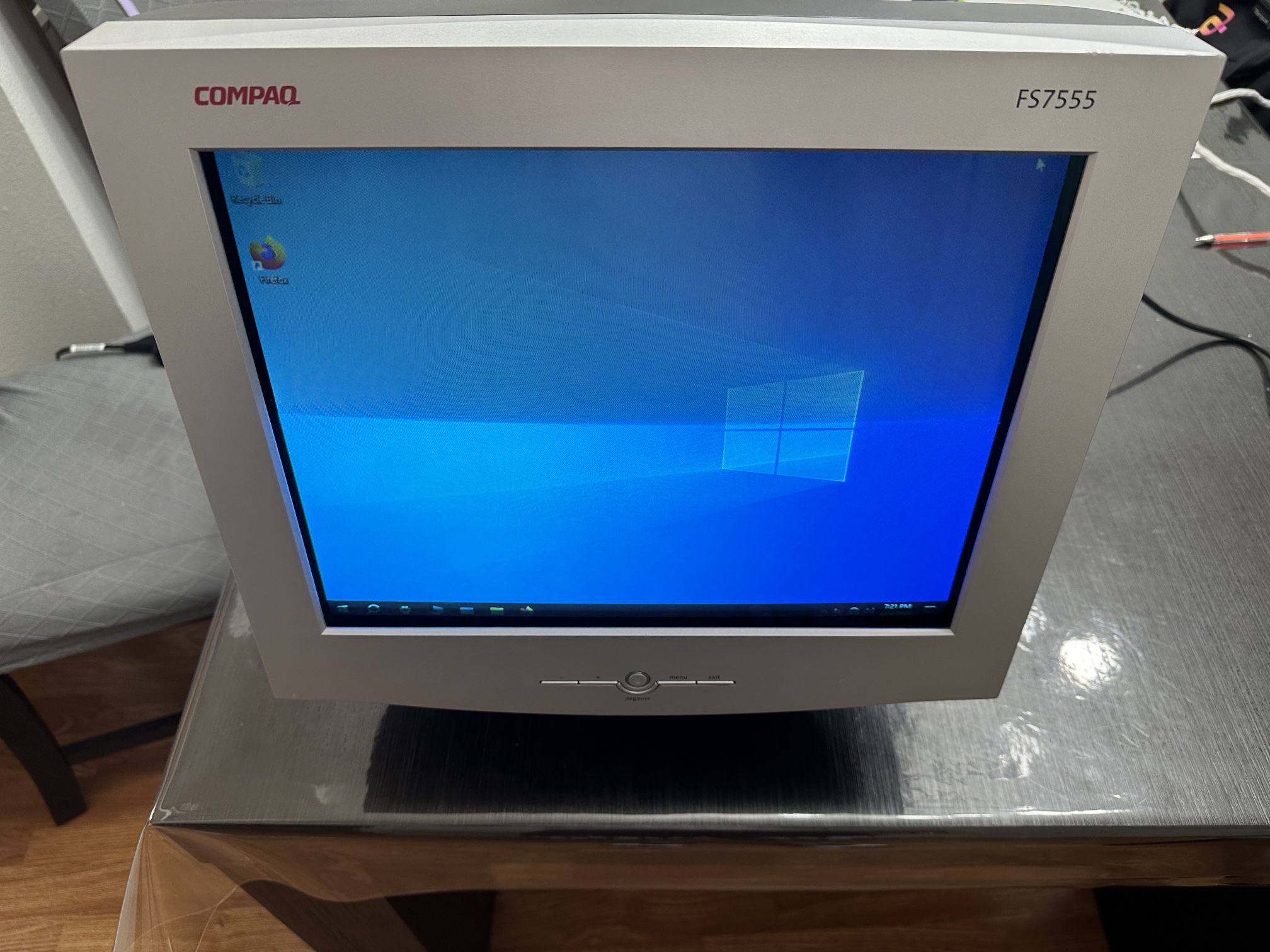 Compaq CRT Computer Monitor 