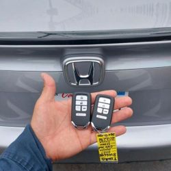 Car Keys And Remotes  / Llaves De Carro Y Controlles 