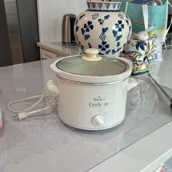 Small Slow Cooker - Diameter 8”