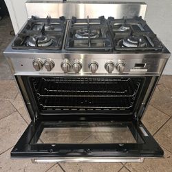 36 Inch Wide Gas Stove In Excellent Condition 