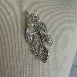 Vintage leaf pearl rhinestone silver pin brooch 3.9” In excellent condition