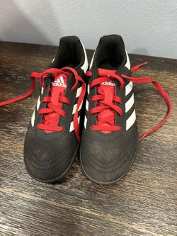 Soccer Shoes/cleats size 13.5 for kids