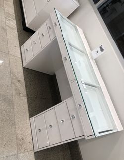 VANITY TABLE