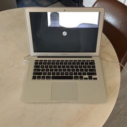 MacBook Air 13inch 2017 Works Great Just A Cracked Screen 