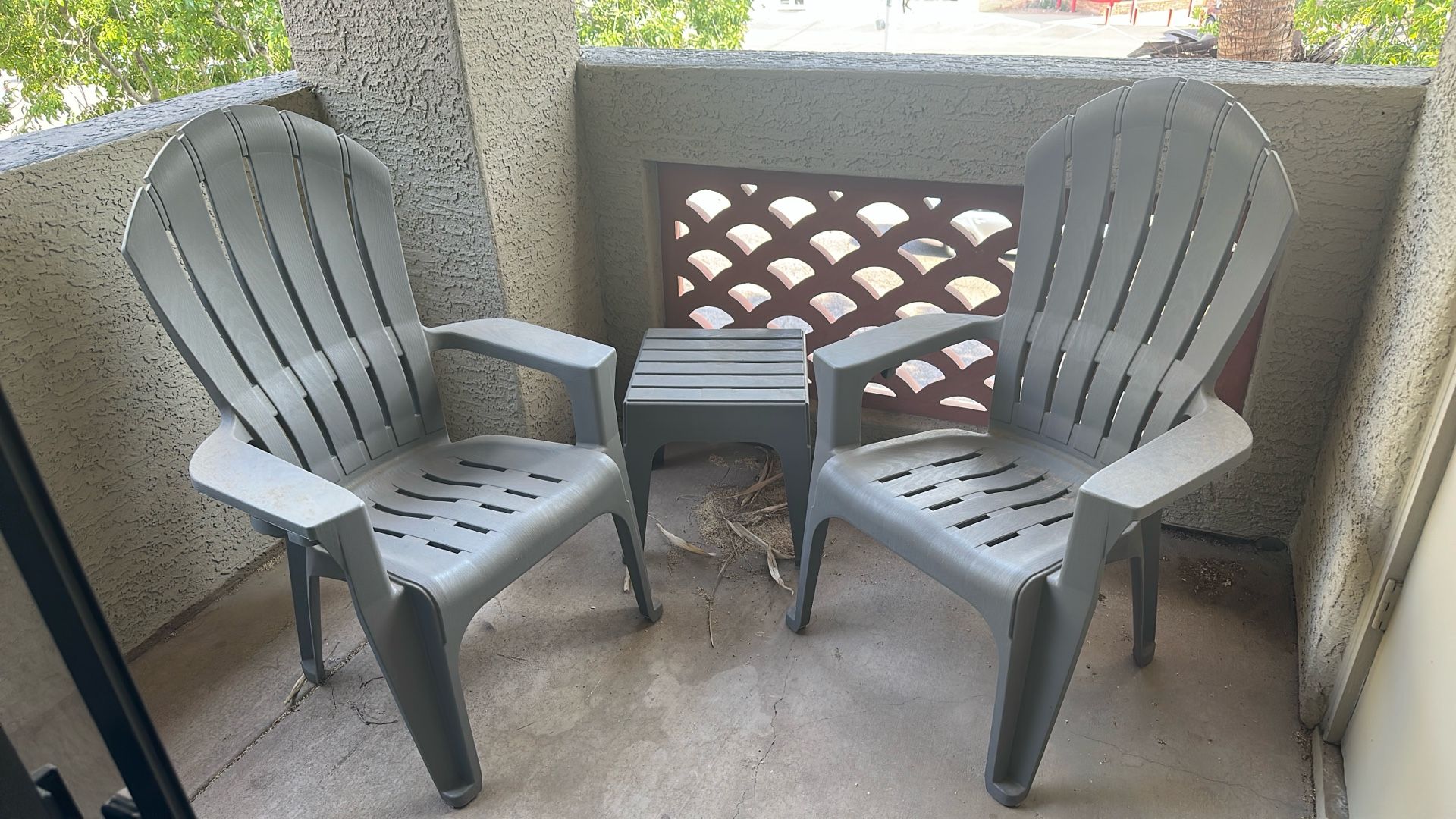 Outdoor Furniture: Chairs And Table