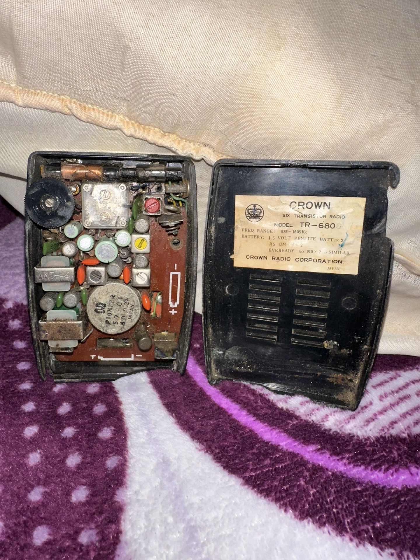 1961 Vintage Crown Six Transistor Radio TR-680 with Original