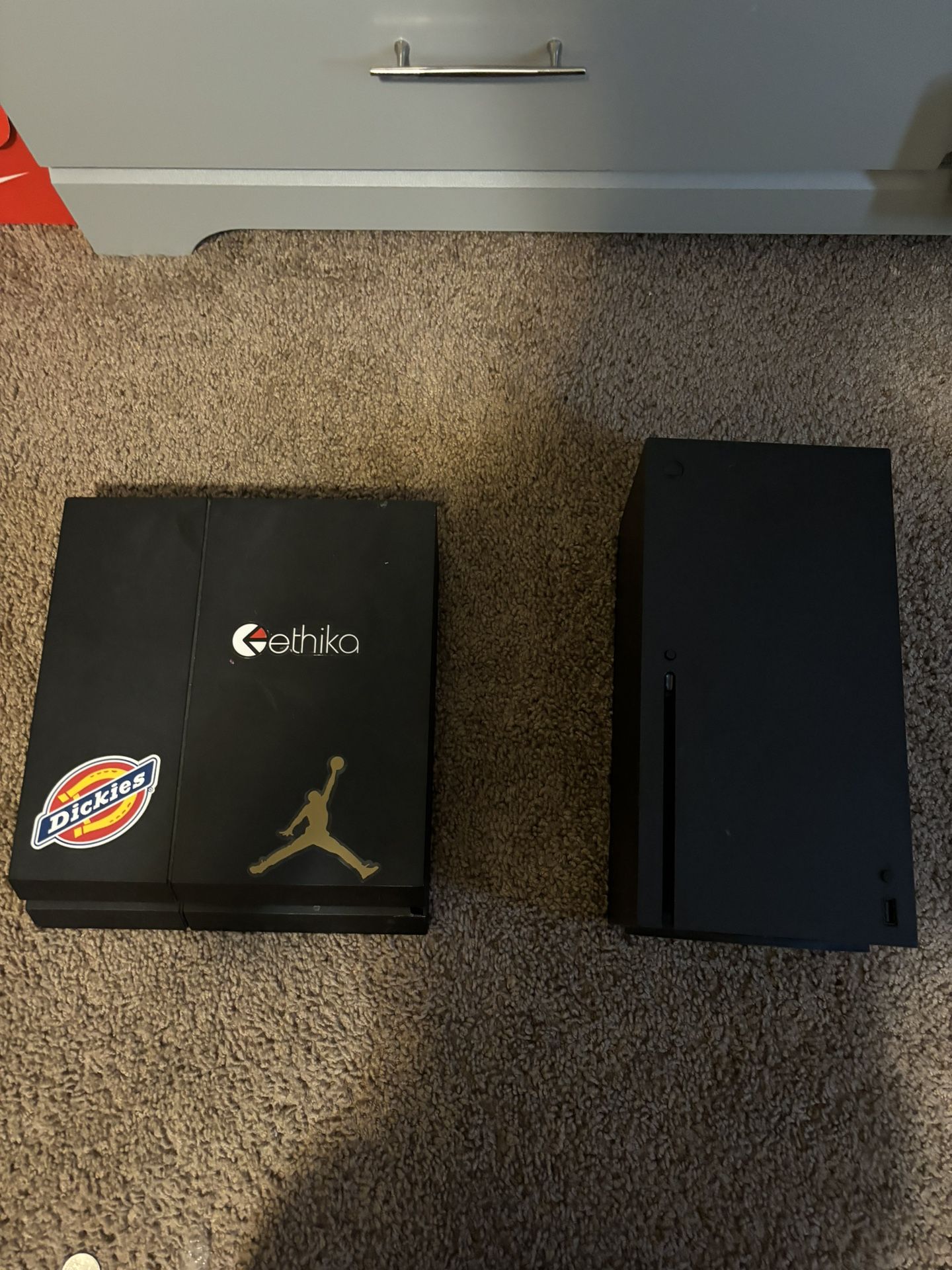 Xbox Series X And PS4 