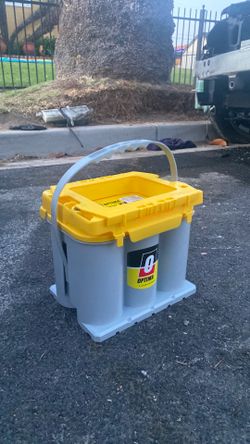 Mint condition optima D35 car battery (w lug nuts)