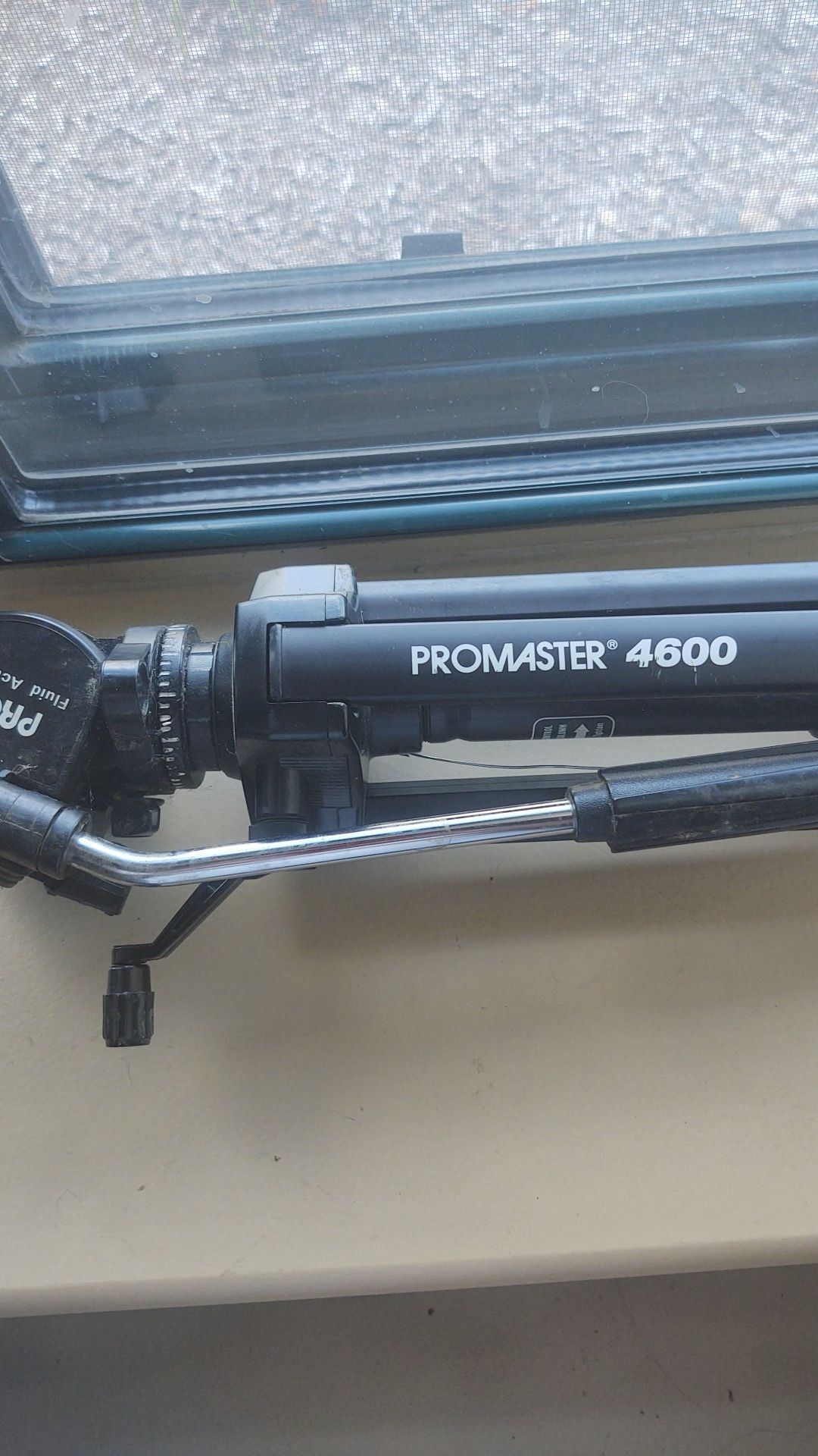 ProMaster 4600 camera tripod