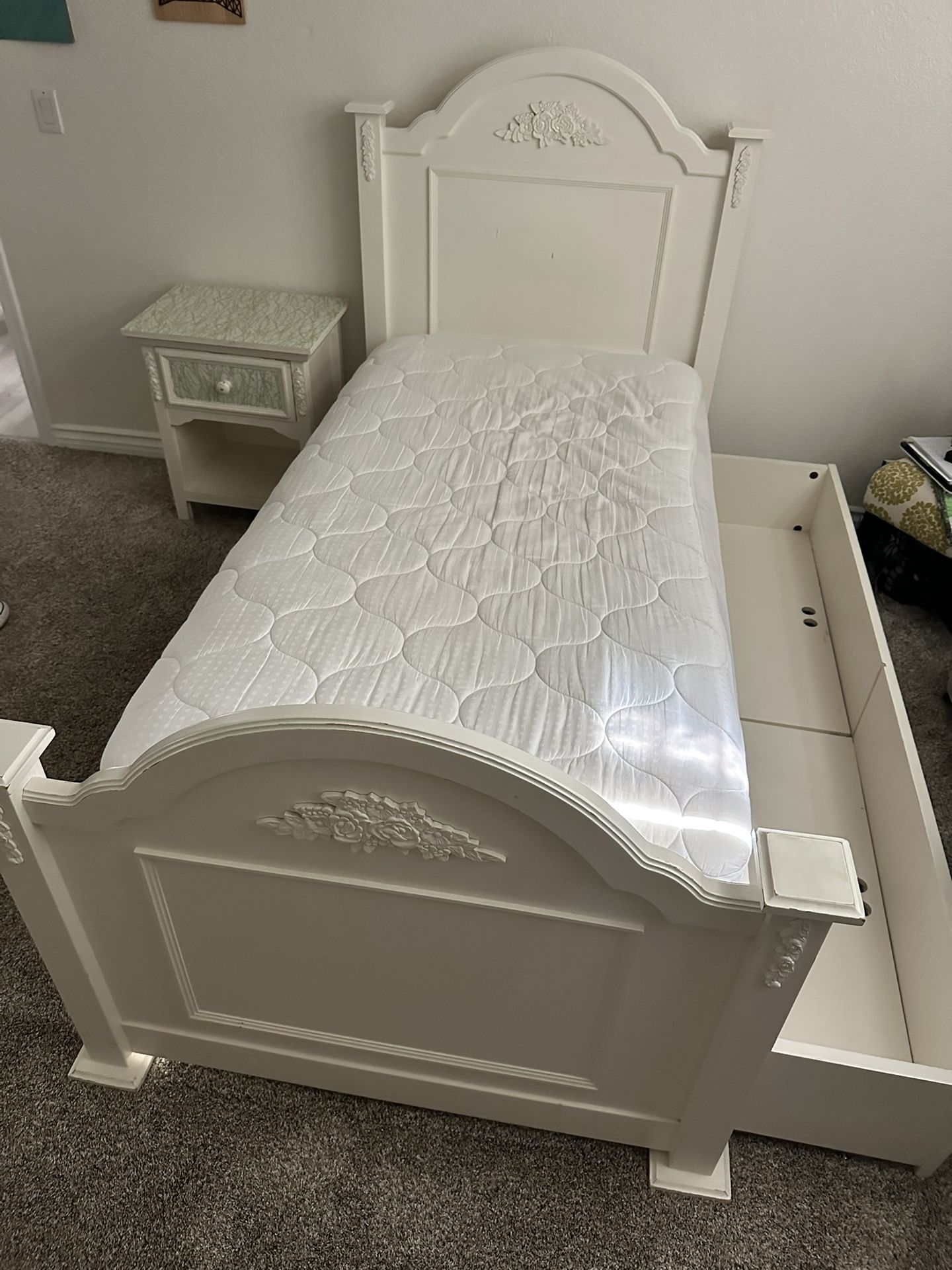 Beautiful Twin Bedroom Set