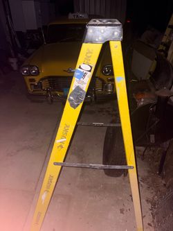 1 Husky Yellow Fiberglass Step Ladder