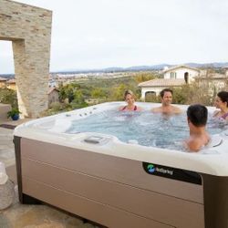 🔥 2022 Hot Spring Highlife Envoy Hot Tub - BMW Design! (MSRP $22.5k) - FULL WARRANTY.
