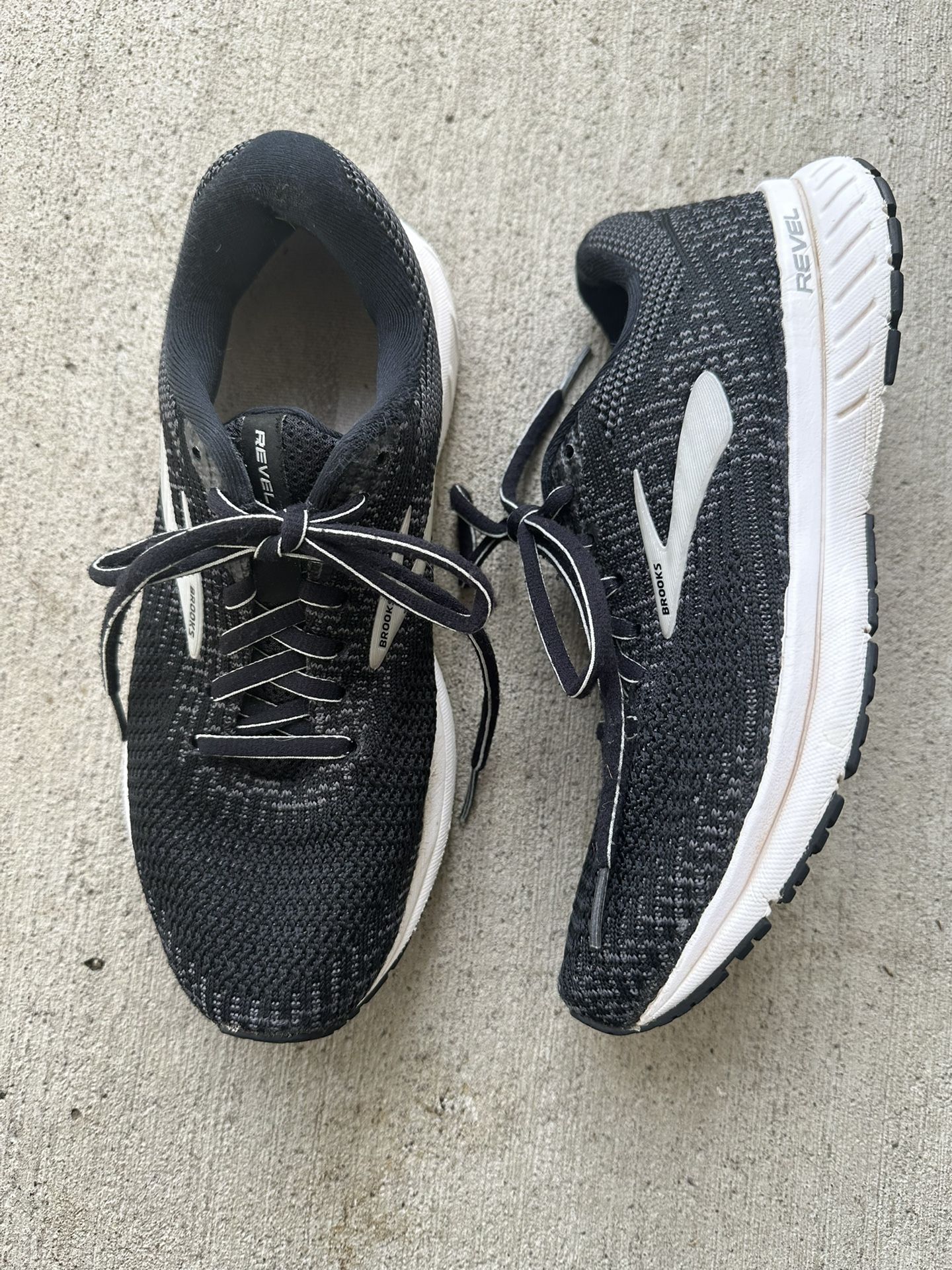 Brooks Women’s Revel Black/Blackened Pearl/White Sneakers size 7.5