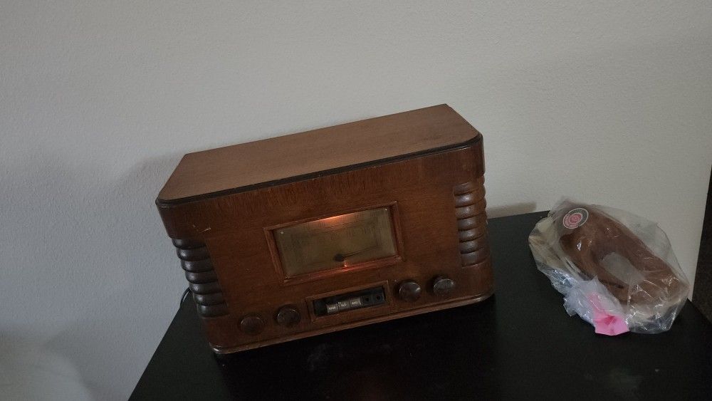 Vintage 1941 Montgomery And Ward Airline Radio In Working Order