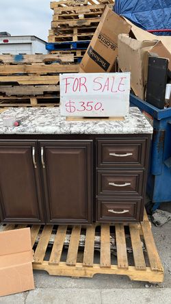 Mueble para baño. Valerado en $1,500.