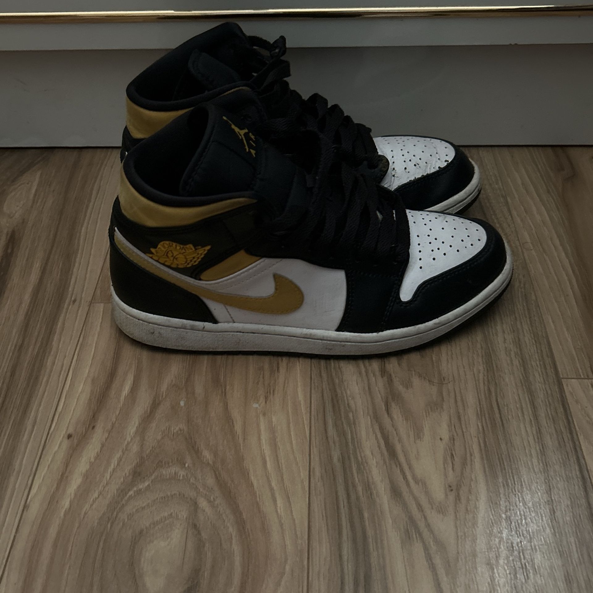 jordan 1 mid gold se