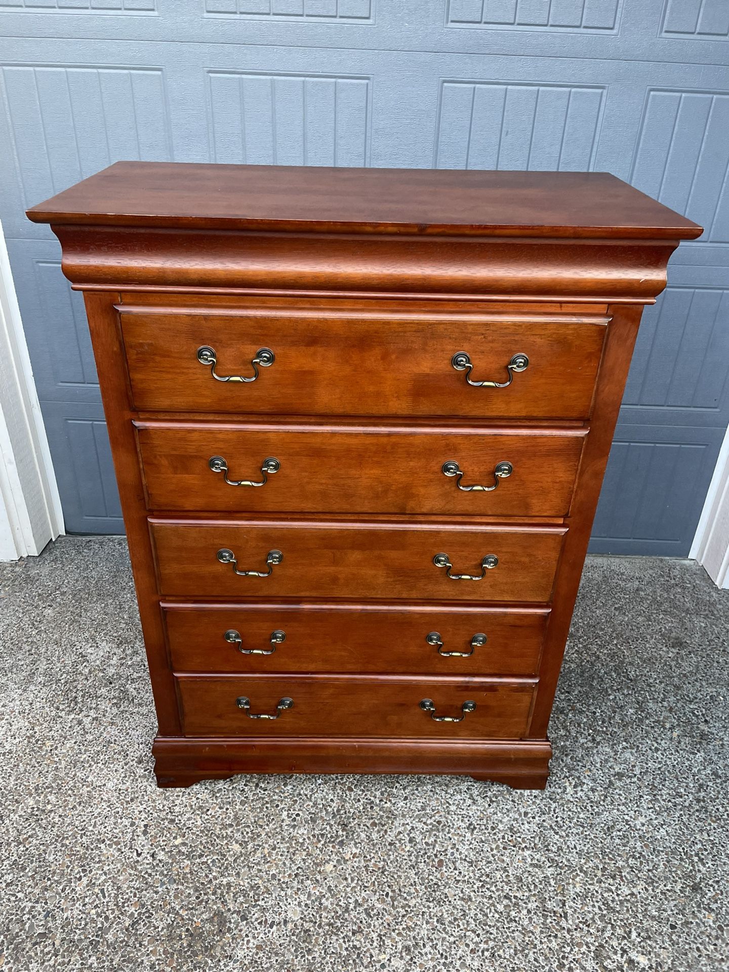 Solid Wood Dresser in Good Condition! all drawers work ! 54 in x 36 in x 19 in