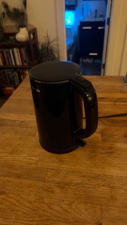Hot water kettles