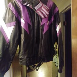 Women's motorcycle jacket w/matching gloves like new size  Large 