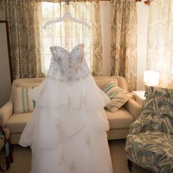 ✨ Beautiful Ballgown Wedding Dress – Beaded Bodice, Layered Skirt, Long Train + Veil ✨