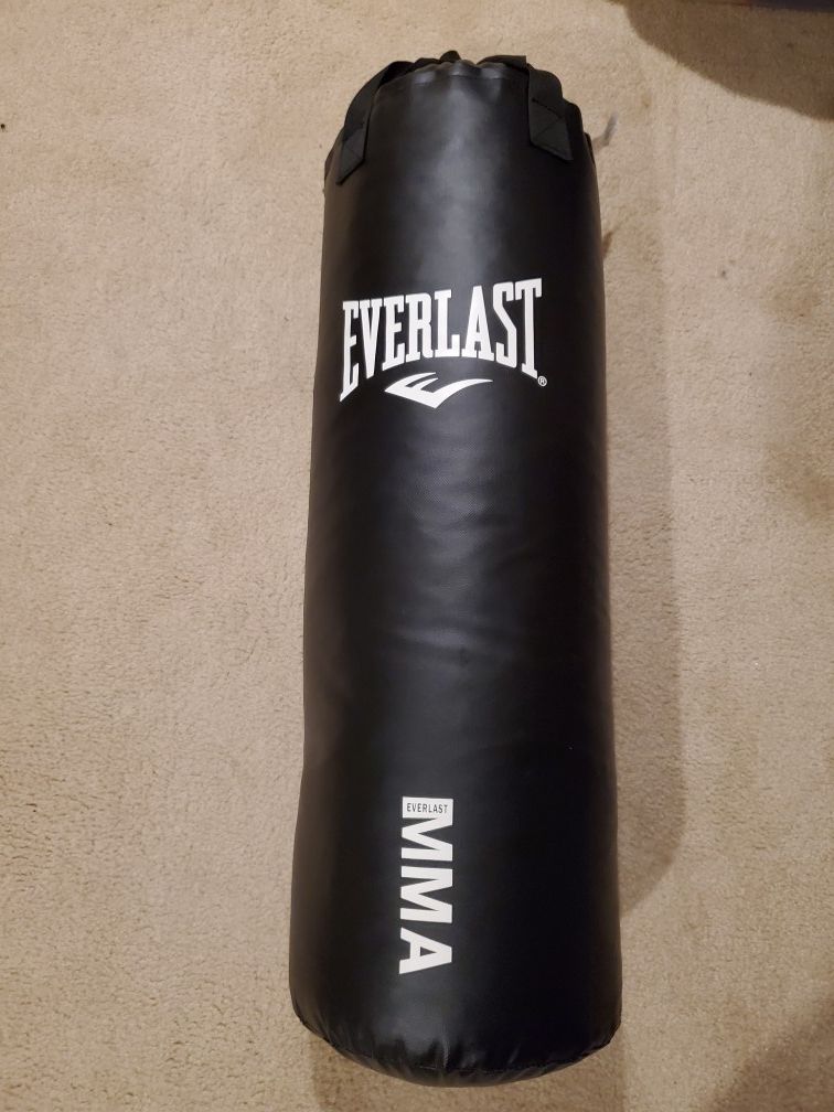 Everlast 70 lb heavy punching bag ‐ like brand new condition!