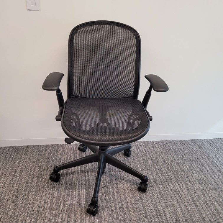 By Knoll Chadwick Ergonomic Task Chair In Good Condition With Mesh Seat And Back