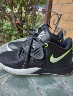 BOY NIKE SHOES Size 3.5Y 