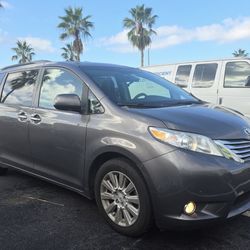 2011 Toyota Sienna Limited, Grey /Grey