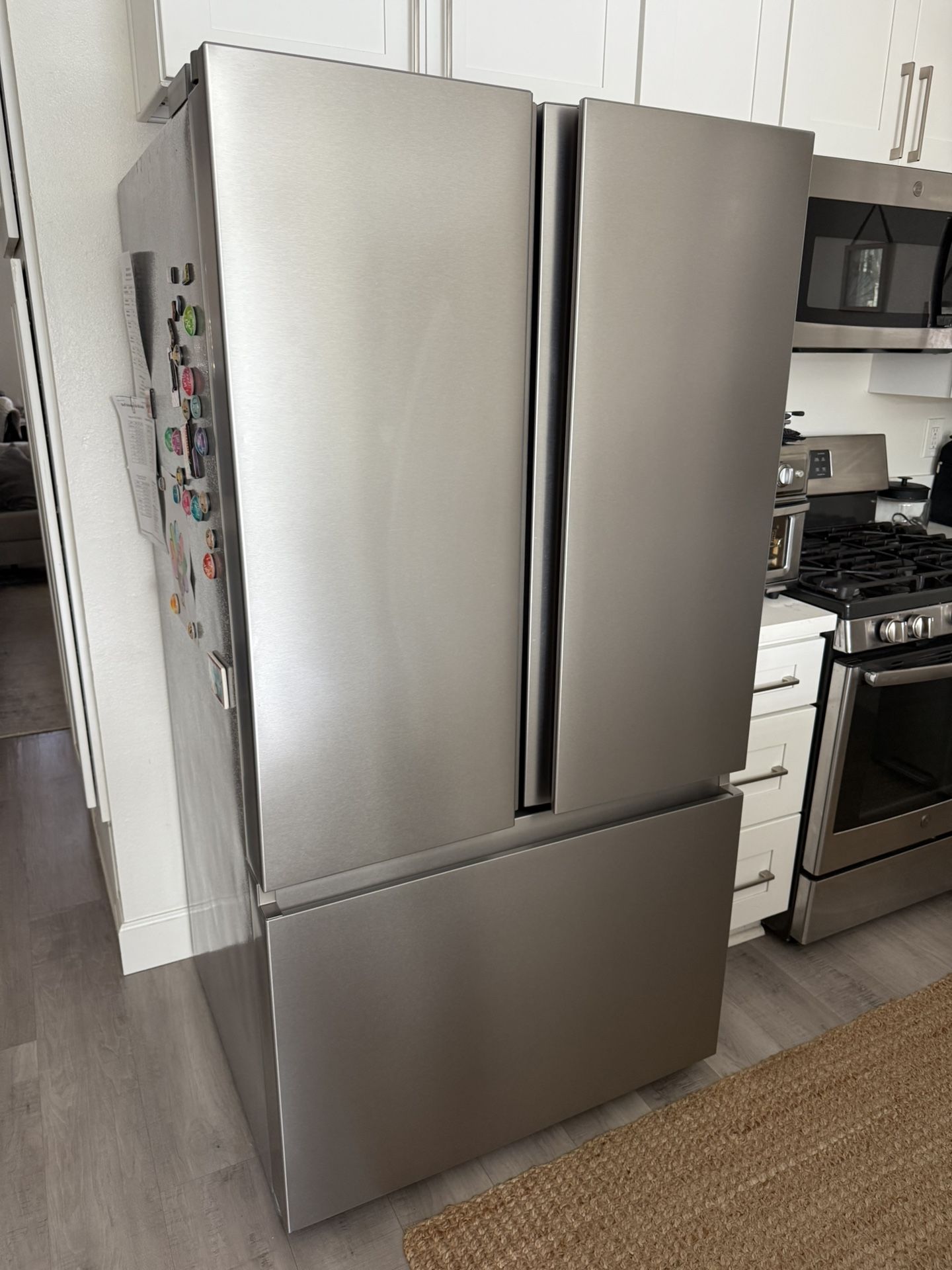 Hisense 26.6-cu ft French Door Refrigerator with Ice Maker/ water Dispenser